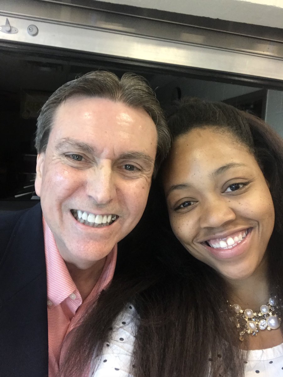 HeyDrKia's tweet photo. #EdcampRedesign is lit!!! A FULL HOUSE complete with MY FAVE @KsCommissioner 🔥🔥🔥🔥 it is going to be a GOOD day 🙌🏾🙌🏾🙌🏾 https://t.co/IvJLBcswhC