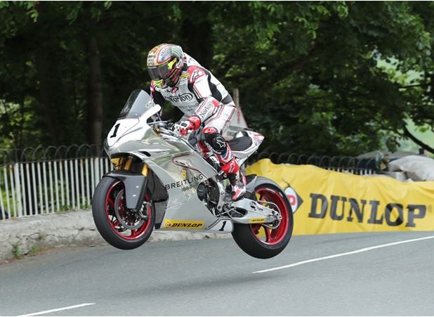 TintedVisor15's tweet photo. Great to see @jm130tt getting a lap in at the TT, know exactly what he means when he said he got his head down on the Mountain Mile, as he had to get it out of his system, looking forward to 2019 when he's back competitively https://t.co/PXSU2O9ZkL
