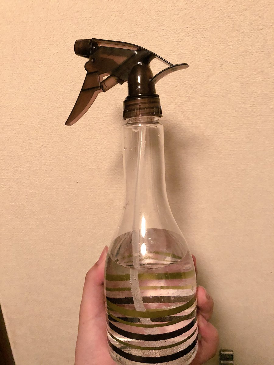 たま 最近重曹がブーム 臭いと汚れは大抵重曹でなんとかなると思っておる 常に霧吹きに重曹水をストックしとる 今日は重曹で頭皮マッサージしたら気持ちよかった