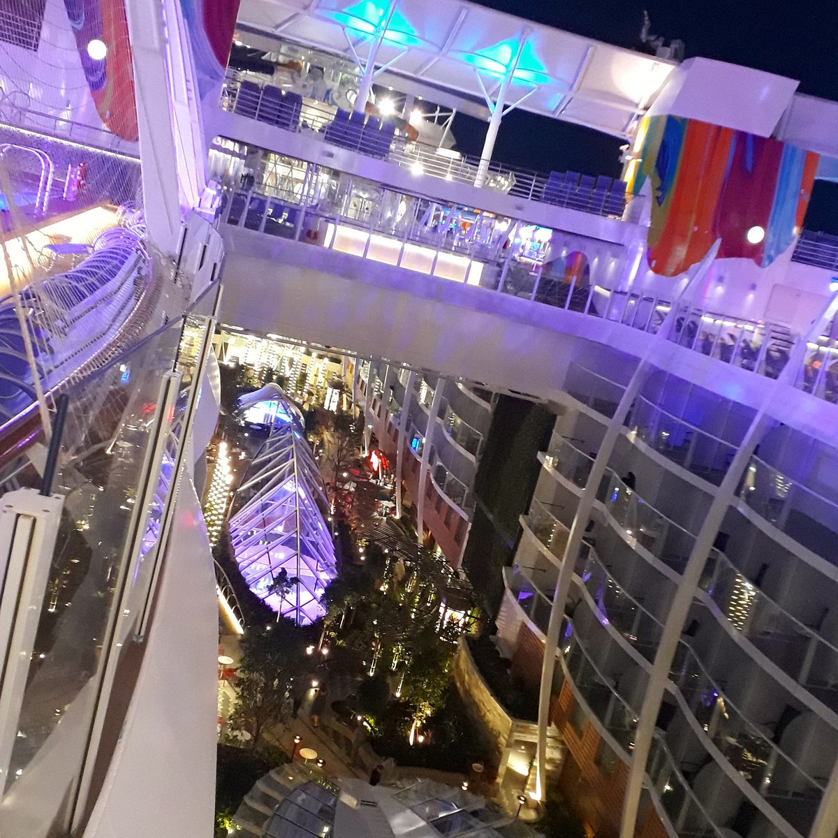 LegoHeadTravel's tweet photo. Royal Caribbean - Sympony of the Seas. https://t.co/O4Ovb6FSzJ