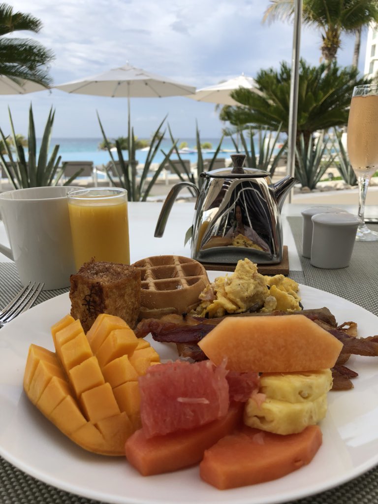 Breakfast of champs at @LeBlancResort 🍳 🥓! Happy Saturday #palacelife #cancun
