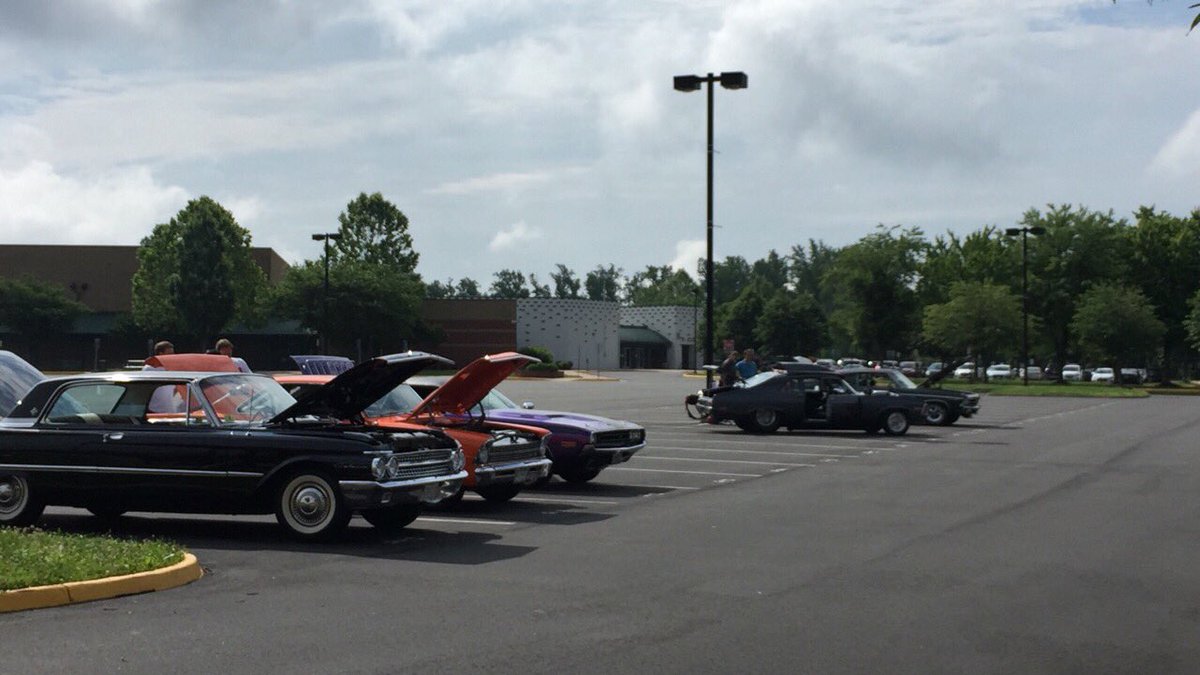 Rachelp5000's tweet photo. Car show is a Go!!! Come out and help out our schools and kids!!!! https://t.co/s5orZtMSta