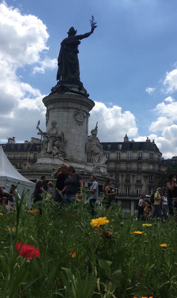 BGriveaux's tweet image. Avec l’événement #BiodiversiTerre imaginé par Gad Weil, la  #placedelarépublique se met au vert. Veaux, vaches, canards, oies et beaucoup de plantes au cœur de  #Paris pour sensibiliser aux enjeux environnementaux et à ce patrimoine commun à protéger et entretenir.
🌿 🌼 🐟🐞🐄🐓