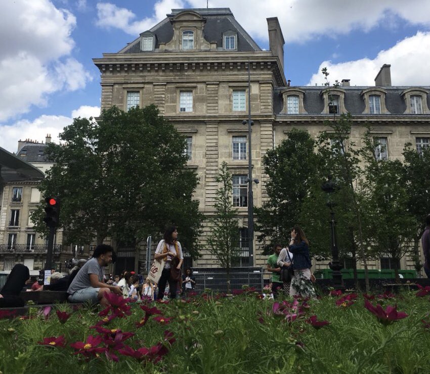 BGriveaux's tweet image. Avec l’événement #BiodiversiTerre imaginé par Gad Weil, la  #placedelarépublique se met au vert. Veaux, vaches, canards, oies et beaucoup de plantes au cœur de  #Paris pour sensibiliser aux enjeux environnementaux et à ce patrimoine commun à protéger et entretenir.
🌿 🌼 🐟🐞🐄🐓