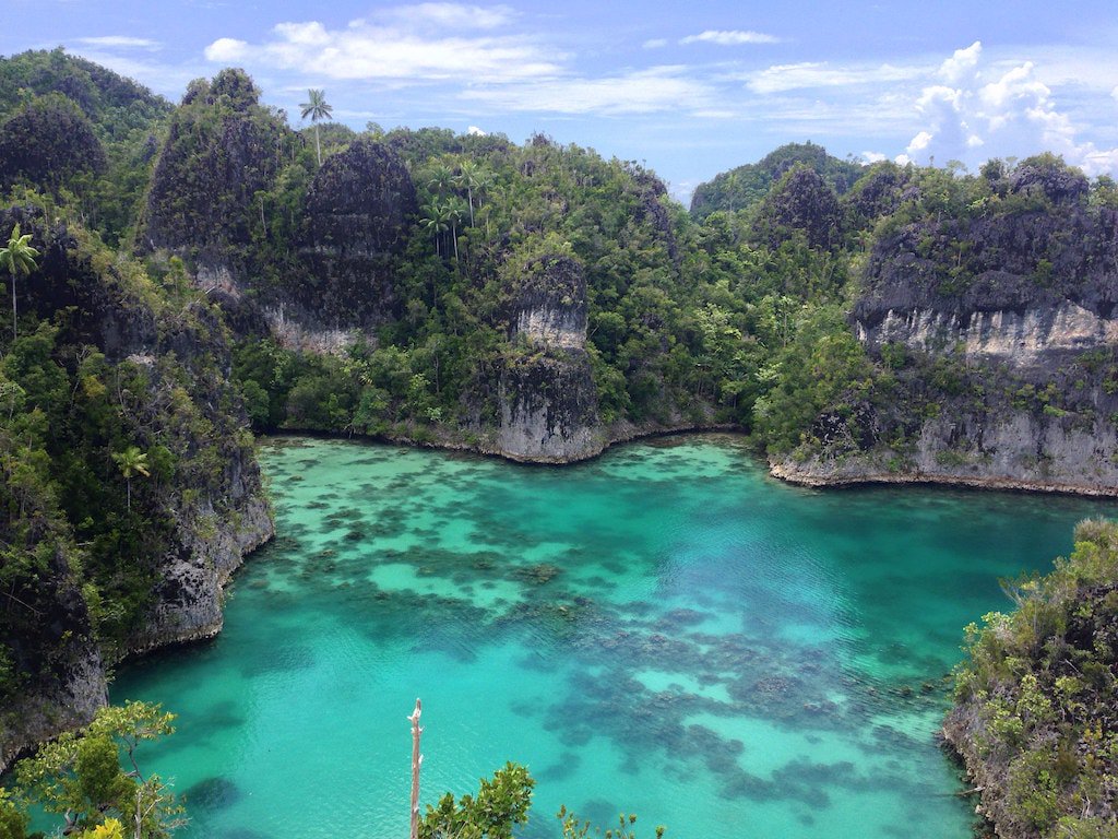 In another part of the islands, the rock formations create a star-shaped lagoon filled with translucent shades of emeralds.