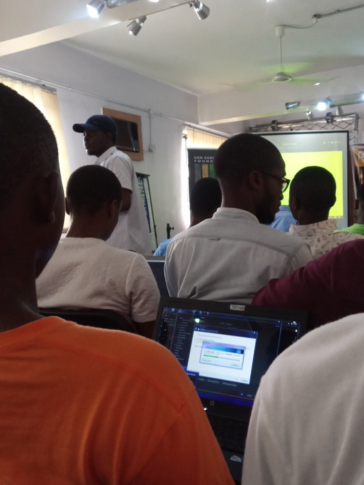 seguncodes's tweet photo. Live code section on flutter
#flutterextended #io18extendedph #KSIH @decodehacks @KswfHub @OgieBen @Ginowinne @Joklinztech @alphadudegman @philipobiorah #flutterio https://t.co/u9Jr01mYFj