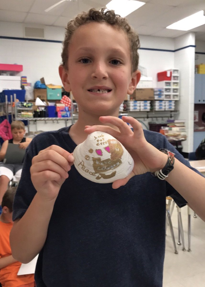 RoCkOuRWoRLdArT's tweet image. Our 3rd grade classmates surprised us by making #shellabration of life seashells while we were hosting a #rockourworld RoCk OuR WoRLd reward activity in our school!  Thanks, everyone!  They look amazing! ☺️🙏🏼💜