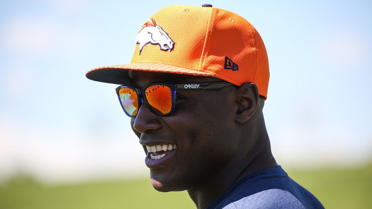 DeMarcus Ware returns to Broncos practice to offer pass-rush tips dlvr.it/QVy7qz