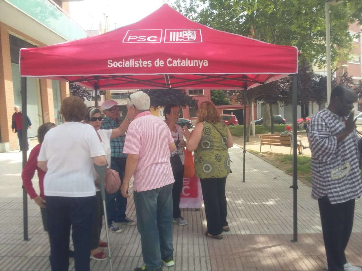 OnaMalgrat's tweet photo. Els regidors del @PSCMalgrat han muntat parada informativa sobre el projecte d'obertura de l'avinguda Mediterrània aquest matí a la plaça de la família Maristany. Segons @Joan_Mercader, aquest projecte "té l'ADN dels socialistes i el govern municipal no en dona informació". https://t.co/af2owkcmAx