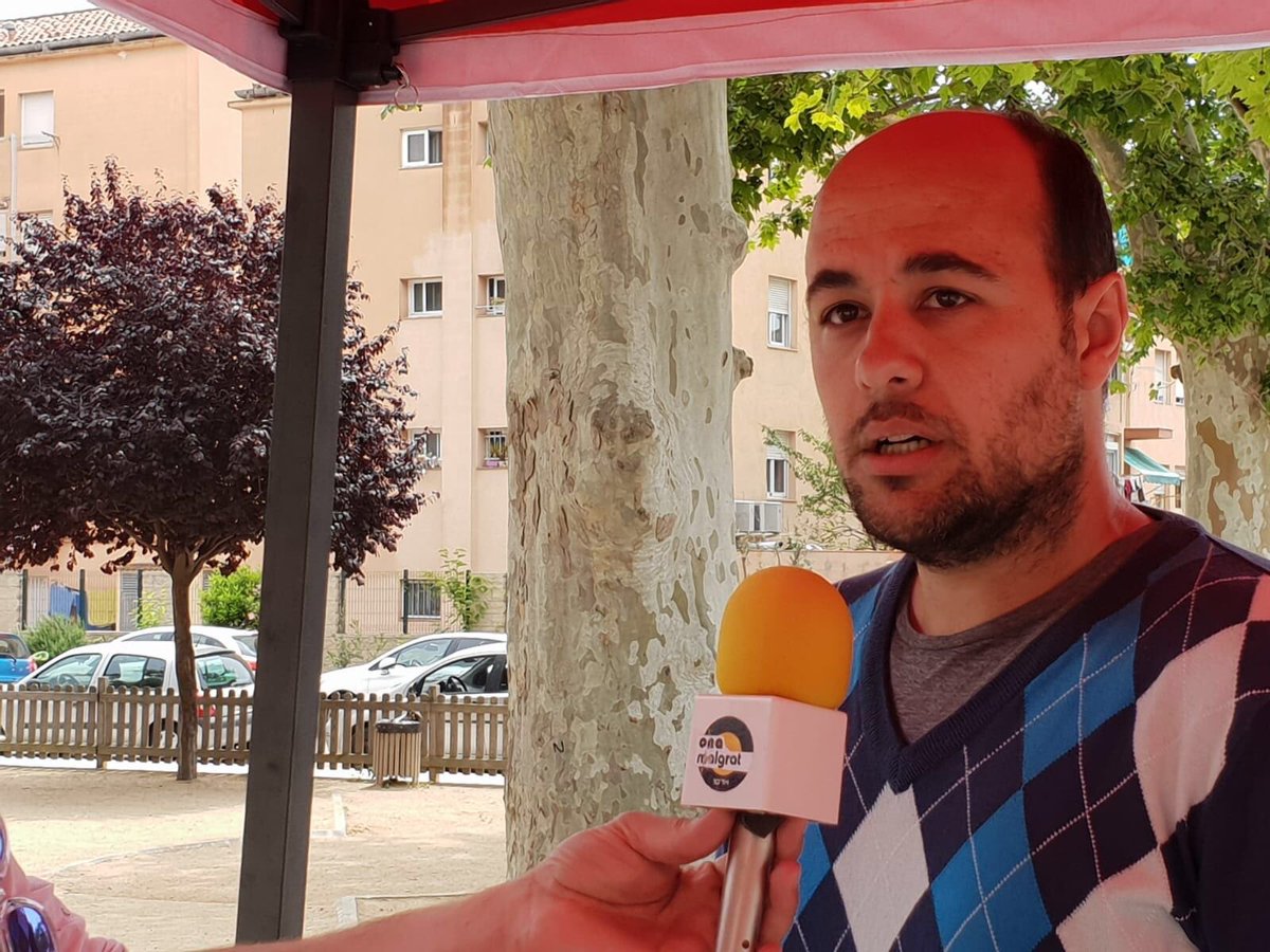 OnaMalgrat's tweet photo. Els regidors del @PSCMalgrat han muntat parada informativa sobre el projecte d'obertura de l'avinguda Mediterrània aquest matí a la plaça de la família Maristany. Segons @Joan_Mercader, aquest projecte "té l'ADN dels socialistes i el govern municipal no en dona informació". https://t.co/af2owkcmAx
