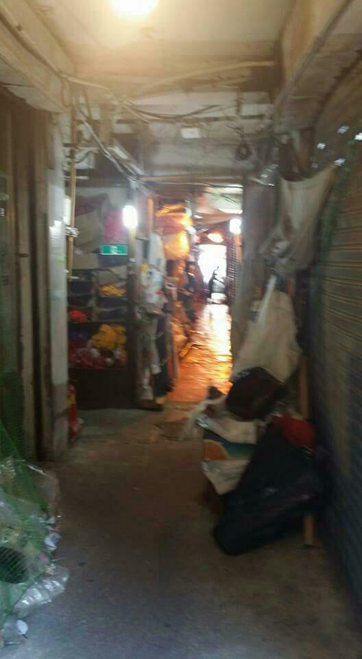 가난한 성남 수정로 상인들 위한
조국민혈세 467억이 낡고 이렇게
위험하고 위생상태 안좋은 시유지 
중앙시장엔 단돈 십원도 안발라지고

 개인이 통채로 소유한 현대시장에 
11억 비가림 아케이트나 쳐준게
 이상해서 이재명에게 물었어요
가난한 상인왜 안해주고 개인갑부
해줬냐고? 그랬더니고소