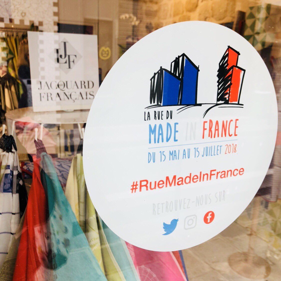 IgorTVillejust's tweet photo. Le dire, et le tweeter, c’est bien... mais le faire c’est mieux! Un joli tour à la @RueMadeInFrance rue du Vertbois dans le 3ème à #Paris Allez découvrir de beaux et bons produits #MadeinFrance 🇫🇷 jusqu’au 14 juillet. https://t.co/aTWQbmILGv