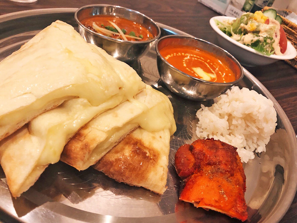 muni_gurume's tweet photo. 【カリーナキッチン】
@東京 調布

濃厚なチーズが溢れかえるチーズナンを食べられるお店。
Bセットを頼むと20種近くのカレーの中から好みの本格カレーを2種選ぶことができ、チーズナンとの相性も最強❗
セットのナンはプラス300円でチーズナンに変更できます✨ https://t.co/SRhsCGUrET