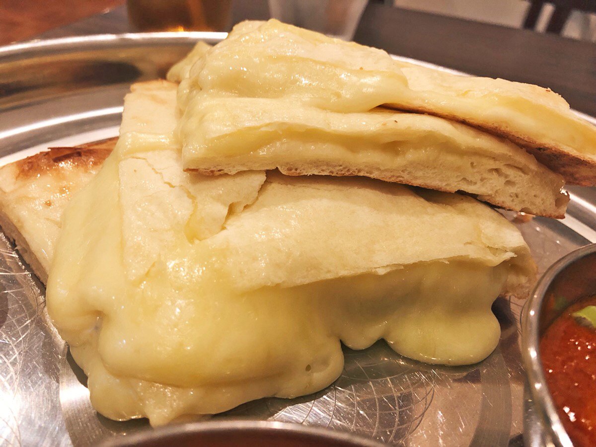 muni_gurume's tweet photo. 【カリーナキッチン】
@東京 調布

濃厚なチーズが溢れかえるチーズナンを食べられるお店。
Bセットを頼むと20種近くのカレーの中から好みの本格カレーを2種選ぶことができ、チーズナンとの相性も最強❗
セットのナンはプラス300円でチーズナンに変更できます✨ https://t.co/SRhsCGUrET