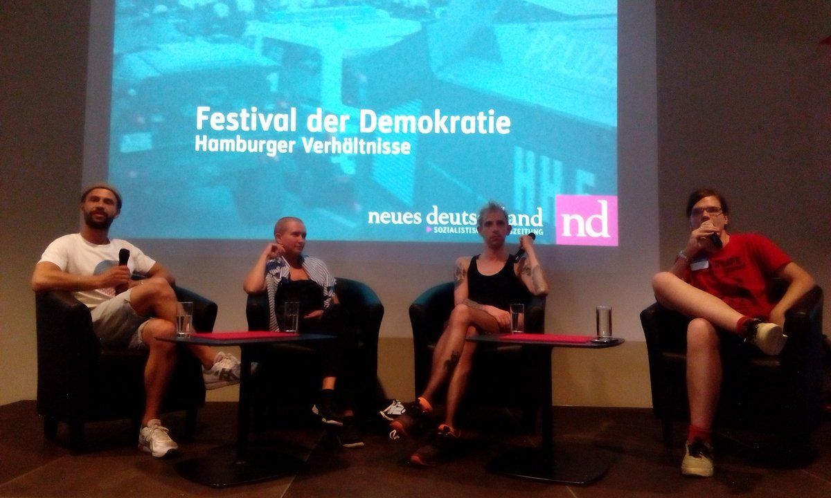stadtrand_vegan's tweet photo. Die Filmemacher*innen Lars Kollros, Alexandra Zaitseva und nd-Videoredakteur Jan Brock über den Arbeitsalltag in Hamburg im Gespräch mit @robert_mey von @ndaktuell #wellcometohell #FestivalDerDemokratie #G20 #ndLive https://t.co/kQhBvu1LLi