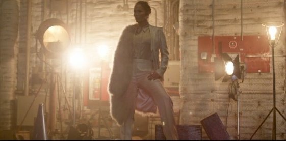 JLOvely_24's tweet photo. «I’m good at the showgirl stuff. I’m good at being onstage, doing a photo shoot, the stuff I need to be good at for my job. And I enjoy it. I know how to work it and make it work. But I don’t need to be the center of attention. I’d rather not talk to people at a party» — @JLo https://t.co/aW4kEB9ViM