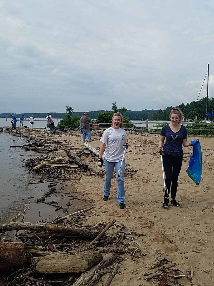 katja_fyock's tweet photo. Making progress at "Clean the Bay Day" #LeesylvaniaStatePark!
@ISFYouth #isfoundation @JulesTrace trace https://t.co/8Olf7IPYAz