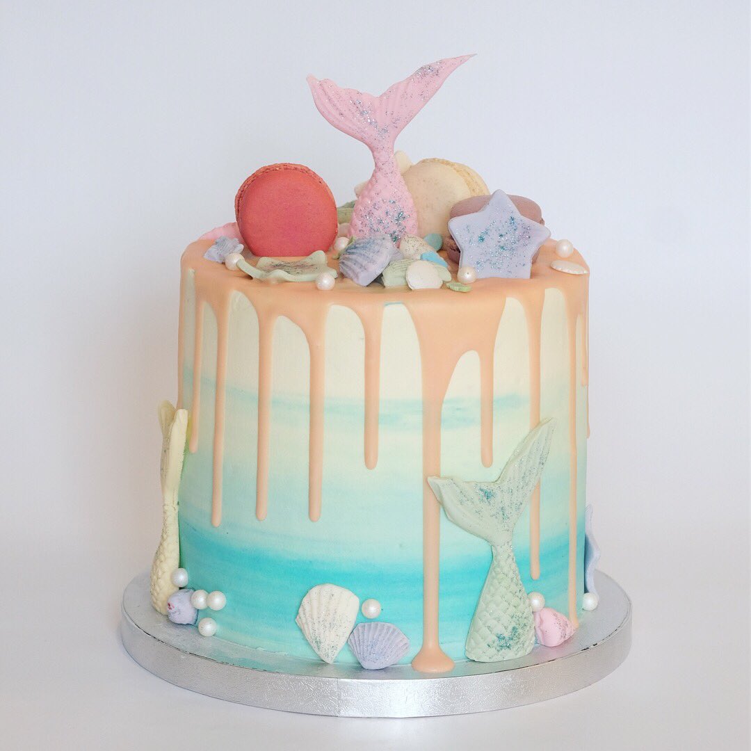 Pretty mermaid cake with macs 🐬🐠 #mermaidcake #birthdaycake #dripcake #leeds #leedscake #leedsbakery #foodbusiness