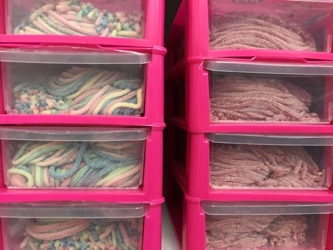 Fini_golosinas's tweet image. Este fin de semana le estamos dando la bienvenida al mes de junio regalando 3 cajones de regaliz. ¿Quieres uno?
👉🏼 Síguenos
👉🏼 Haz RT
El lunes diremos quiénes los váis a gozar 🤤