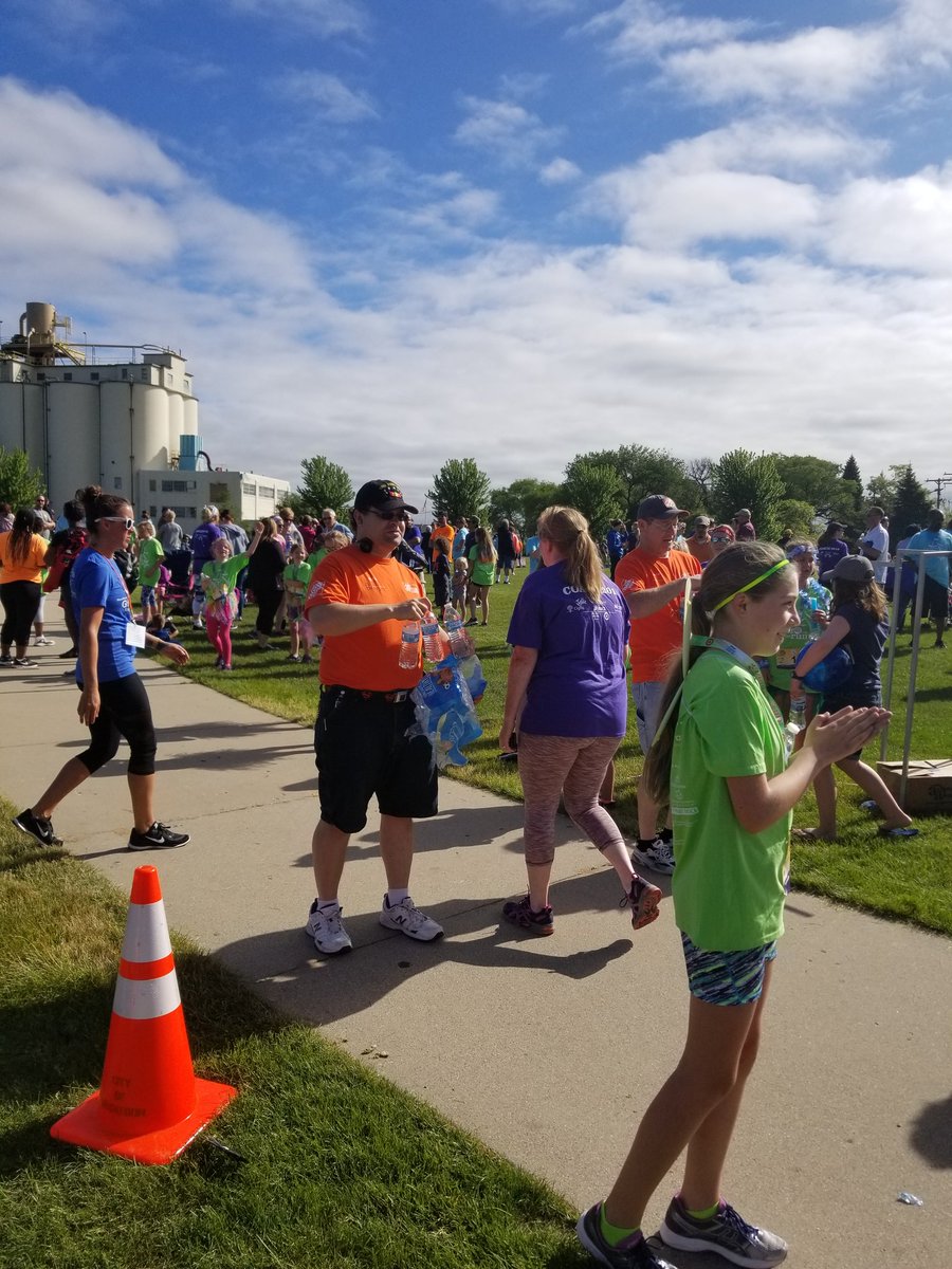 WMTKD1's tweet photo. Team Depot helping hand out water for girls on the run.   Thanks Brian,  Keri,  and Craig for coming out.   Proud dad moment having my son volunteer as well.   #teamdepot2754 @Martha @troyer_paige @bobsaniga @RRadakovitz @BrianPKahlYN2 https://t.co/76ouqnvg0W