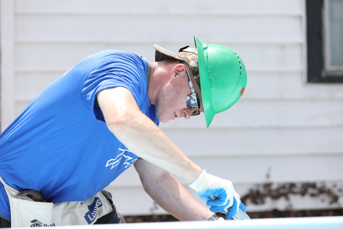 BuffaloBills's tweet photo. 🔨⚒🔨

Our coaches are spending the day with @HabitatBuffalo and building homes in the Buffalo community! #OneBuffalo https://t.co/wNJRadsR2B