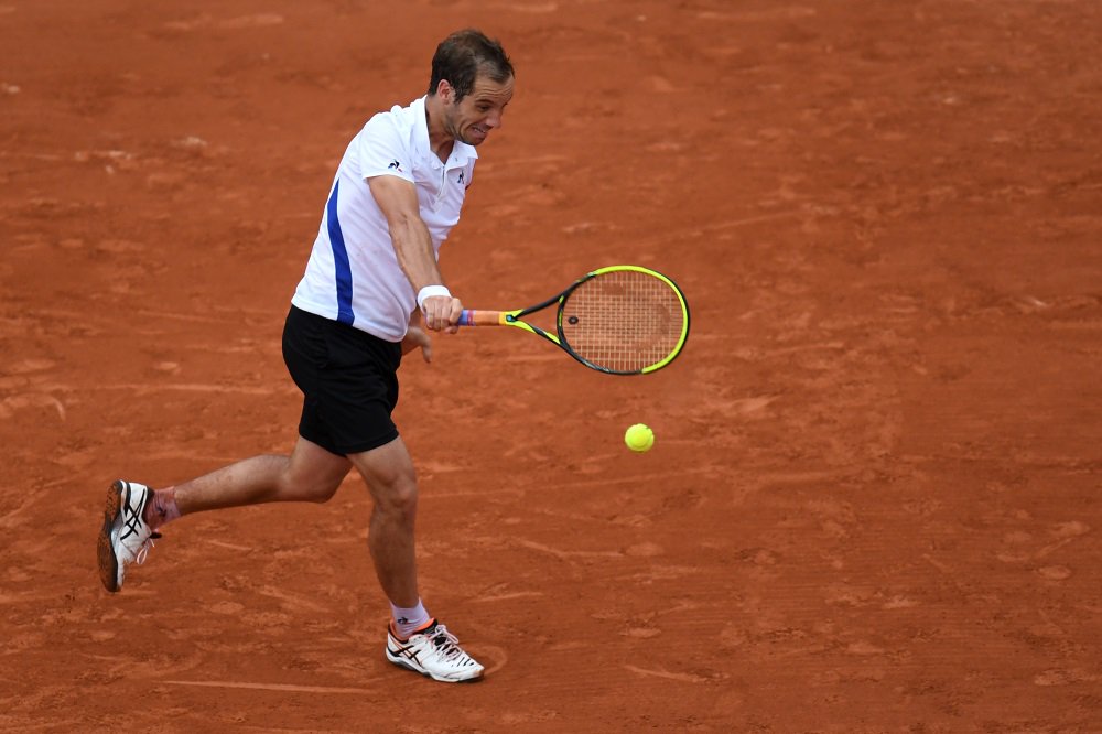 RMCsport's tweet photo. 🎾💥 #RolandGarros : Pas de miracle pour Richard Gasquet, balayé par Rafael Nadal (6-3, 6-2, 6-2). 

📝 Le live de #RG18 à voir ici ➡ https://t.co/xE9wetT4pr          
#RMCLive https://t.co/jv4g5maDY6