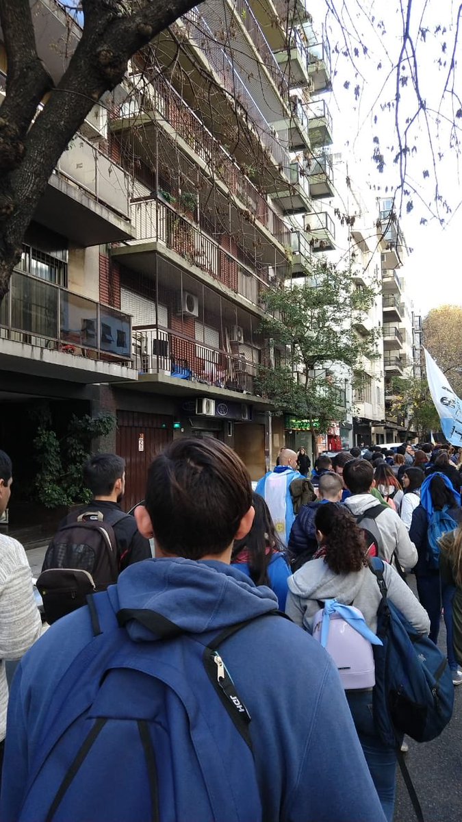 VicariaNi's tweet photo. #Copus2018 marcha de Corpus Christi @VirginiaBonard @alexgiorgi @PVocacionalBsAs @LalyRT @Gustavo_Garzon @aciprensa @Pontifex_es @fabre_oscar @SanVicenteBsAs @AgenciaAica @DamianCuello @ParroquiaVI @BasilicaSantaRo @RadioMariaArg @eclaretiana @parroquiakqp https://t.co/CRtVhJL3yd