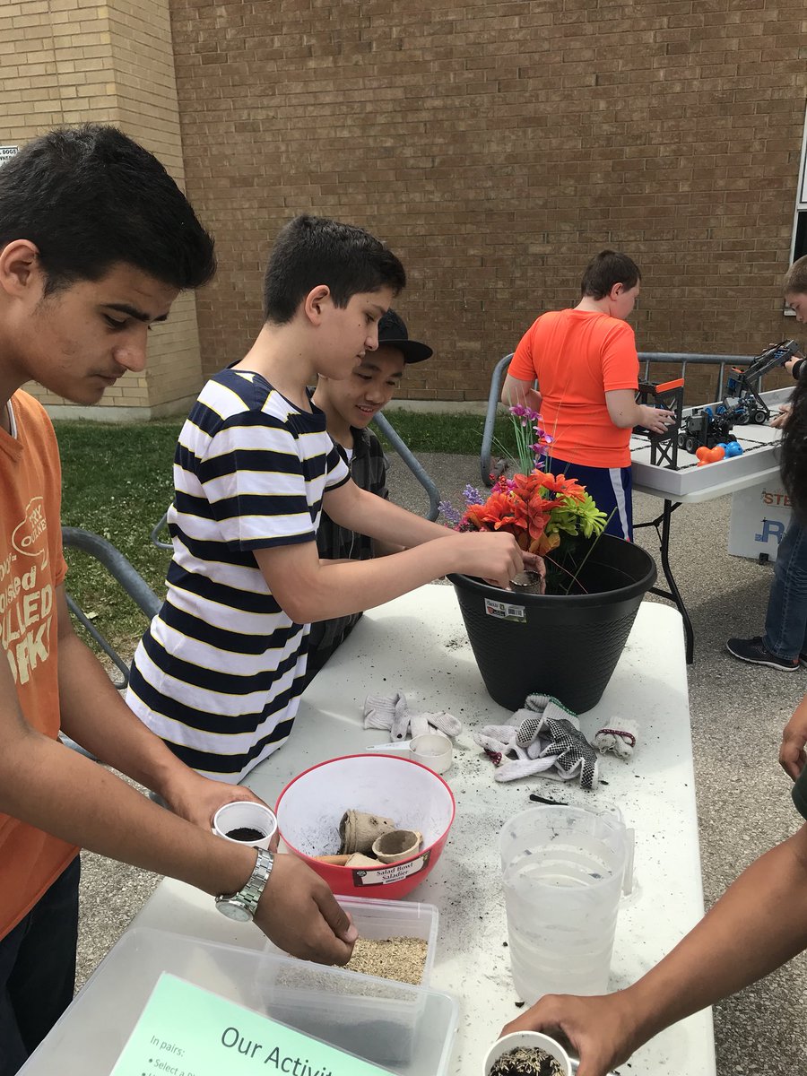 jademahwdsb's tweet photo. Two amazing @HWDSBTrailer stops this week @Hillcrest_HWDSB and @CathyWeverHWDSB. Students experience learning beyond classroom walls @HWDSB. Let your minds create wonderful pieces with your hands. 😊 https://t.co/3NIkbesON0