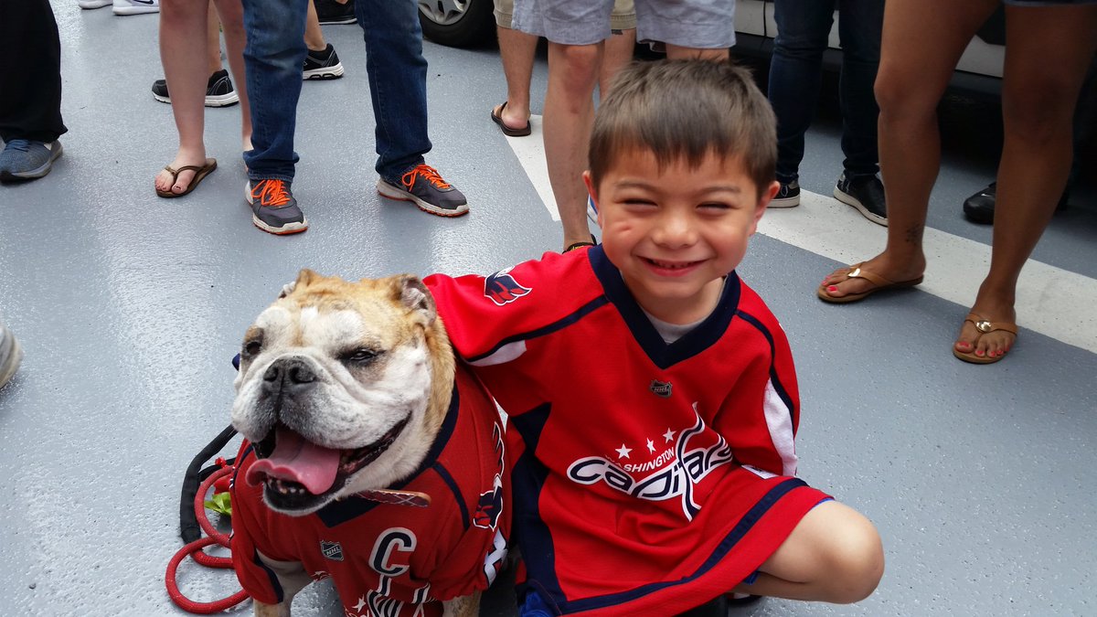 TheWuWu's tweet photo. Finally, Marcus got to meet @OvietheBulldog at @KettlerIceplex #CapsPractice #ALLCAPS #StanleyCup https://t.co/GfyqS0IU5R