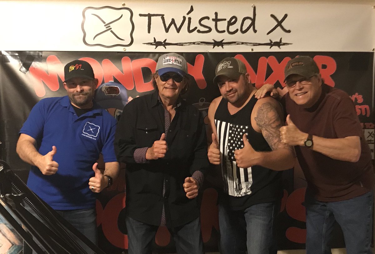 mondaymixer's tweet photo. When #bubbat visited the @mondaymixer https://t.co/kJObn6eigM