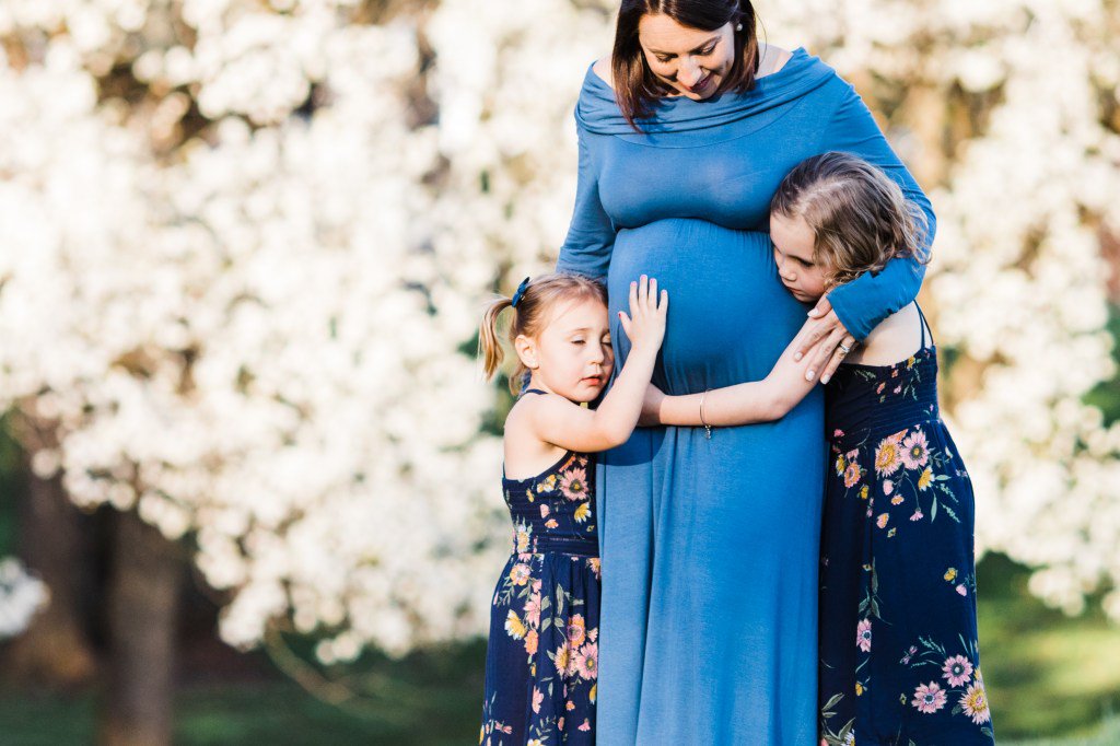 Spring Blossoms &amp; A Baby Bump: Lifestyle Family Photography maggiemcc.com/spring-blossom…