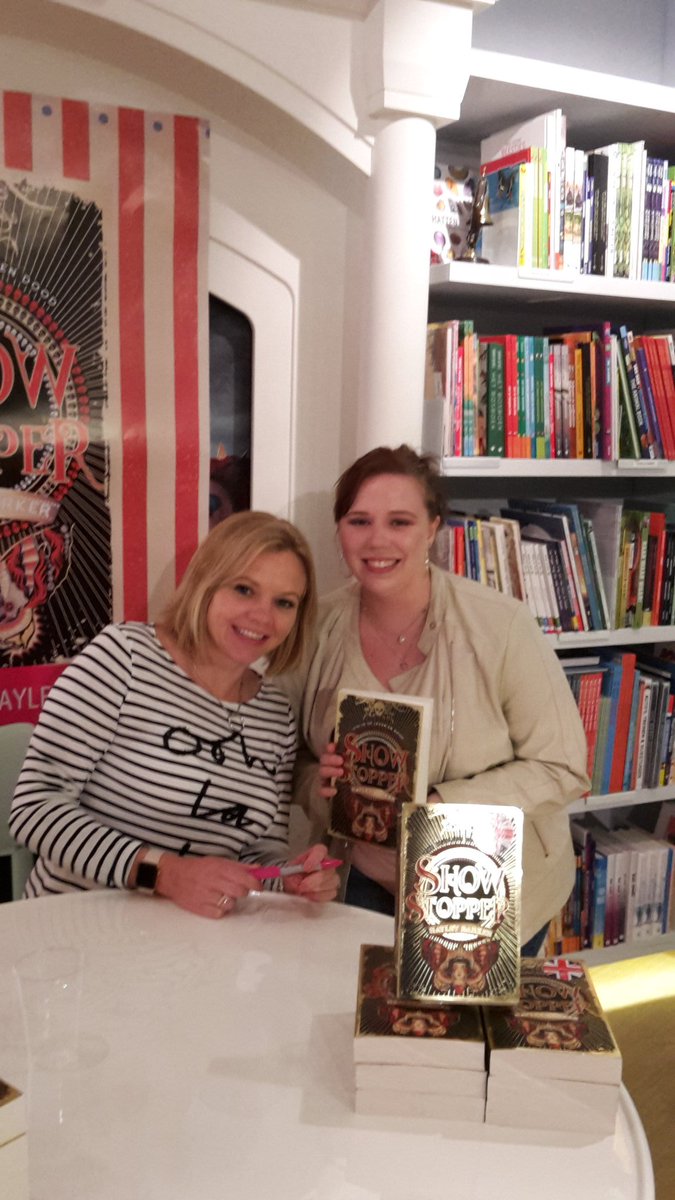 Diva_Books's tweet photo. Hello everbody, how is your day going? 
Mine is awesome, todat I've had a meet and greet with Hayley Barker!  She also was so sweet to personally sign my book!
#DivaBooks #HayleyBarker #ShowStopper #boeken https://t.co/jyiiS9AUbk