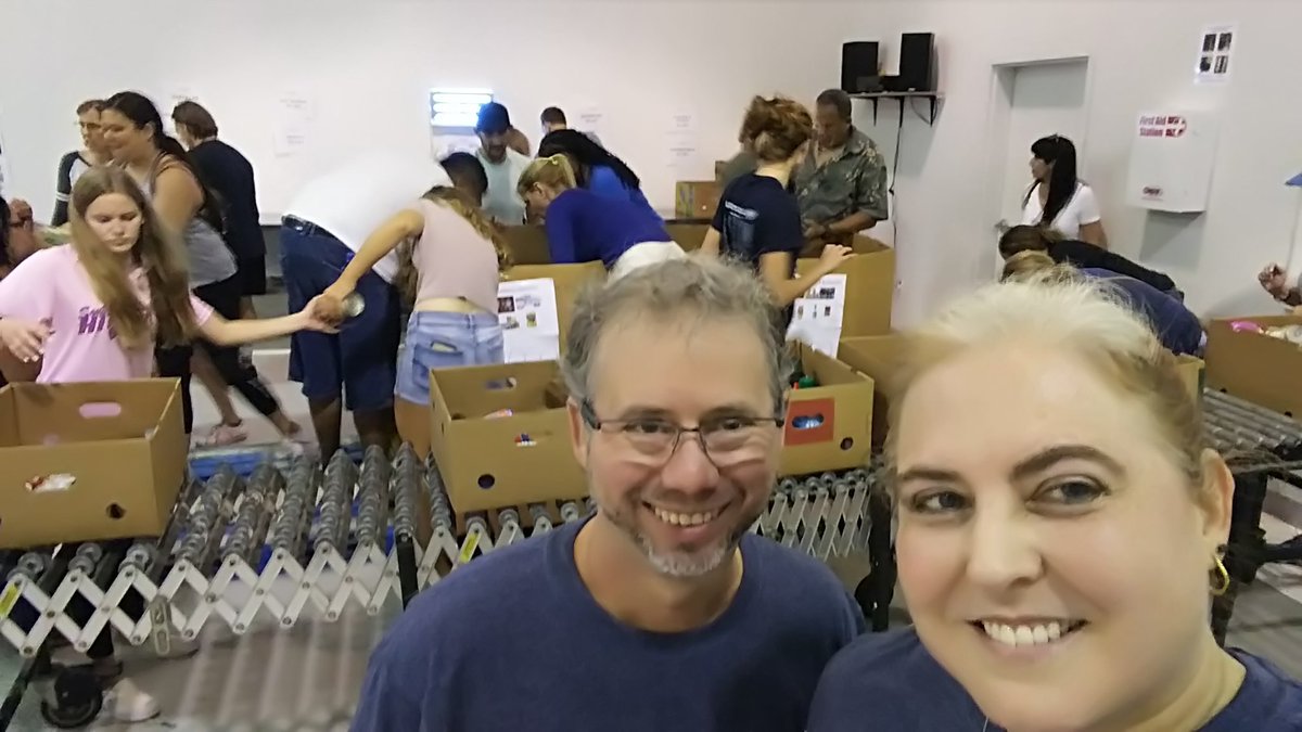 RicharRenee's tweet photo. First morning of vacation @GCKKiwanis volunteered with the @KVJShow @979WRMF @FeedingSFL Boynton Beach warehouse. We rescued over 13,000 lbs of food which translates to about 11,000 meals! #KidsNeedKiwanis https://t.co/b08vvKpVRY