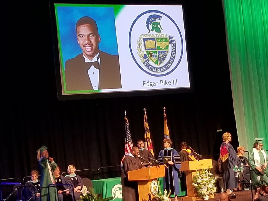edgar_pike902's tweet photo. I GRADUATED TODAY‼️🎊🎉😊 https://t.co/UafipBKM5o