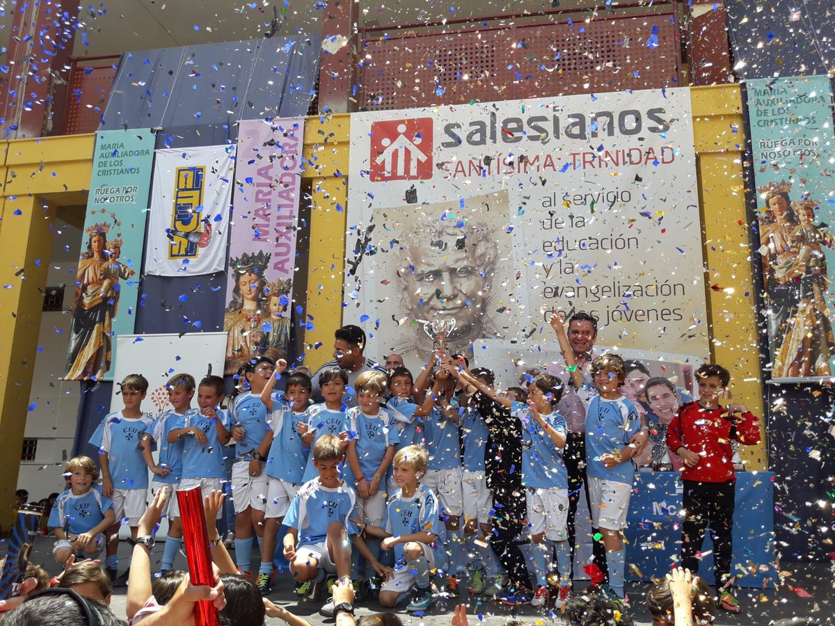 CEUAndalucia's tweet photo. Primer puesto para nuestros alumnos!!! Enhorabuena #genteceu!!!! @BareaRafael @marialuisariosc @ColegiosCEU @acdp_es #futbol #deporte #valores https://t.co/h6aTmIcoMU