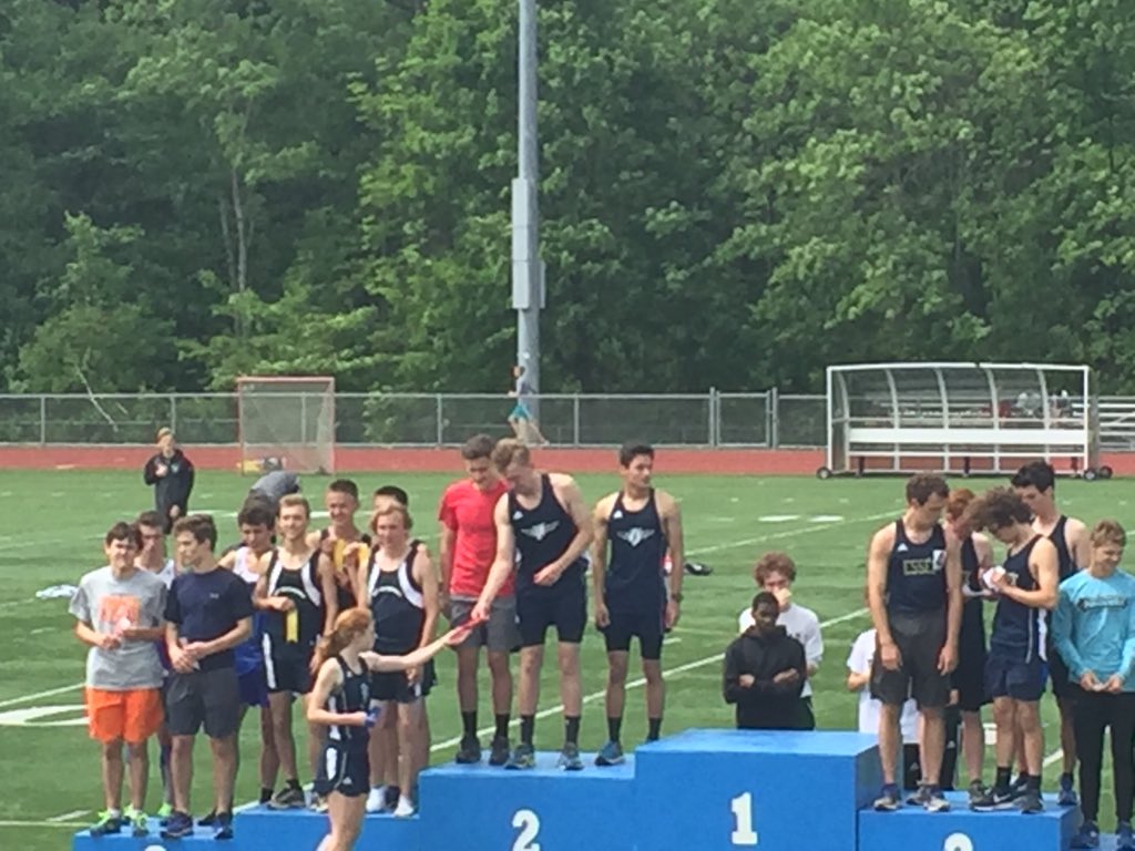MMUCougars's tweet image. Runner-Ups receiving their ribbons. MMU Boys 4x800. #theyrunfast#cougarnation