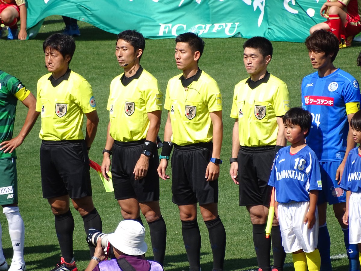 あるびとろ 審判分析 19 村井 良輔さん 名古屋 横浜fcの試合を分析した時に村井さんの副審の姿に目を奪われました めちゃくちゃうまいです 勉強になる姿ですし 学びたい点がたくさんありました 写真は整骨院の物 レフェリーウェアを着ているのが
