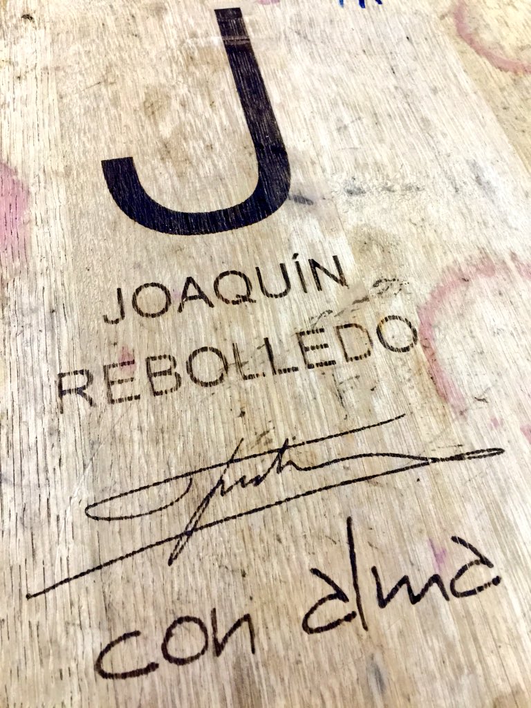 ana_zapatillas's tweet photo. De estas cepas, se extrae el #vino de #JoaquínDeRebolledo #portasabertas18 #zapatillasporelmundo https://t.co/ZLo9AECMl3