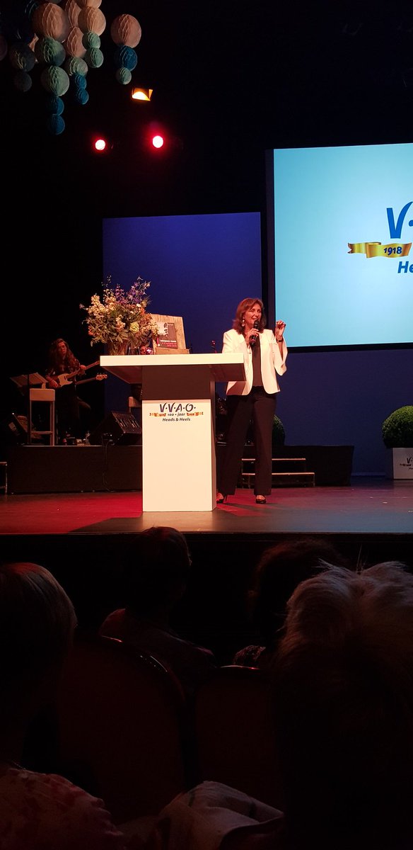 Ik kon ze niet goed zien, maar wat n leuke muziek van meiden band met VVAO-lied bij <a href="/VVAO_NL/">VVAO_NL</a> 100 jaar. Heads &amp; Heels, mèt hersens en op hakken.