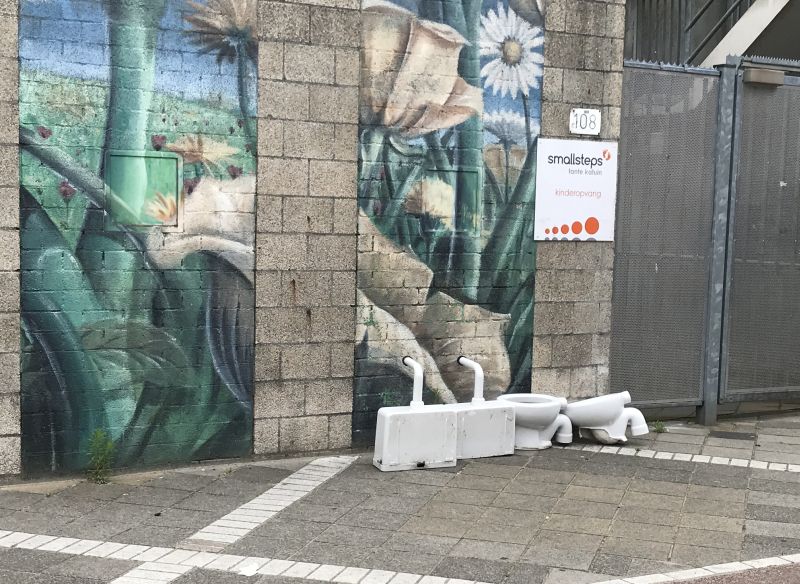 WC-potten en stortbakken op straat voor kinderopvang Smallsteps bij speelplaats Borgerstraat.