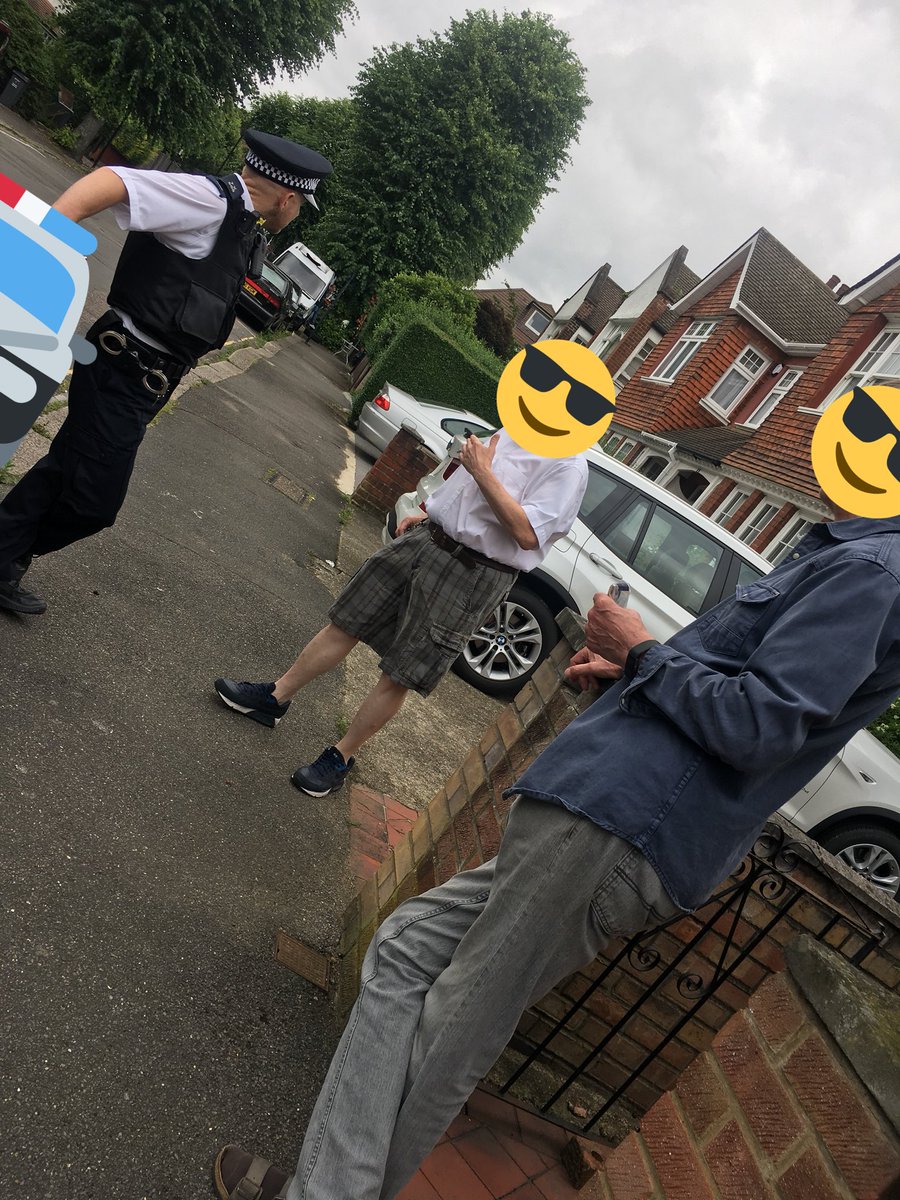 MPSOsterley's tweet photo. A Street Briefing was carried out today at Osterley Avenue - Smart Water was handed out to residents &amp; security advice given to prevent burglaries on your Ward. Thank you for your Attendance. #SmartWater #BeSafe #767TX https://t.co/Fc48FLF1Ex