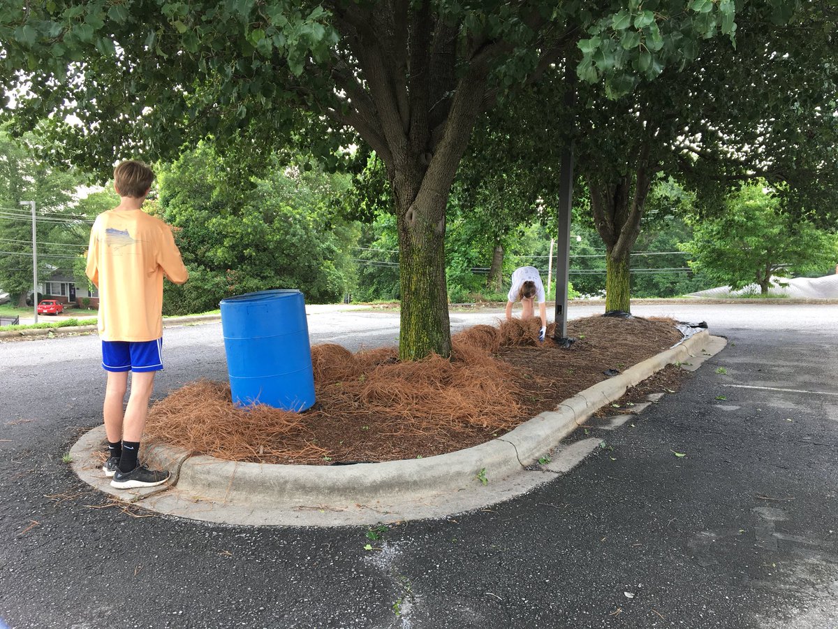 HighlandGaston's tweet photo. Sooo thankful for an awesome PTSO who organized our Spring Beautification today. Also blessed to have awesome students and staff who come to help the cause 😊. #HSTRocks https://t.co/YQCLvyCgUB