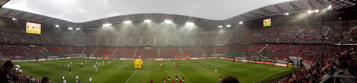 tom_1203's tweet photo. LIVE-Fußball:
sitzt bei @oefb1904 vs. @DFB_Team LIVE 4 @sportreport_biz an den Tasten -> https://t.co/FckwRWSm1C 

Der Spielbeginn ist mal verzögert aufgrund des Wetters. Unglaublich was sich da tut im Himmel über Klagenfurt. #AUTGER #AUTvsGER https://t.co/3ndroM7RRT