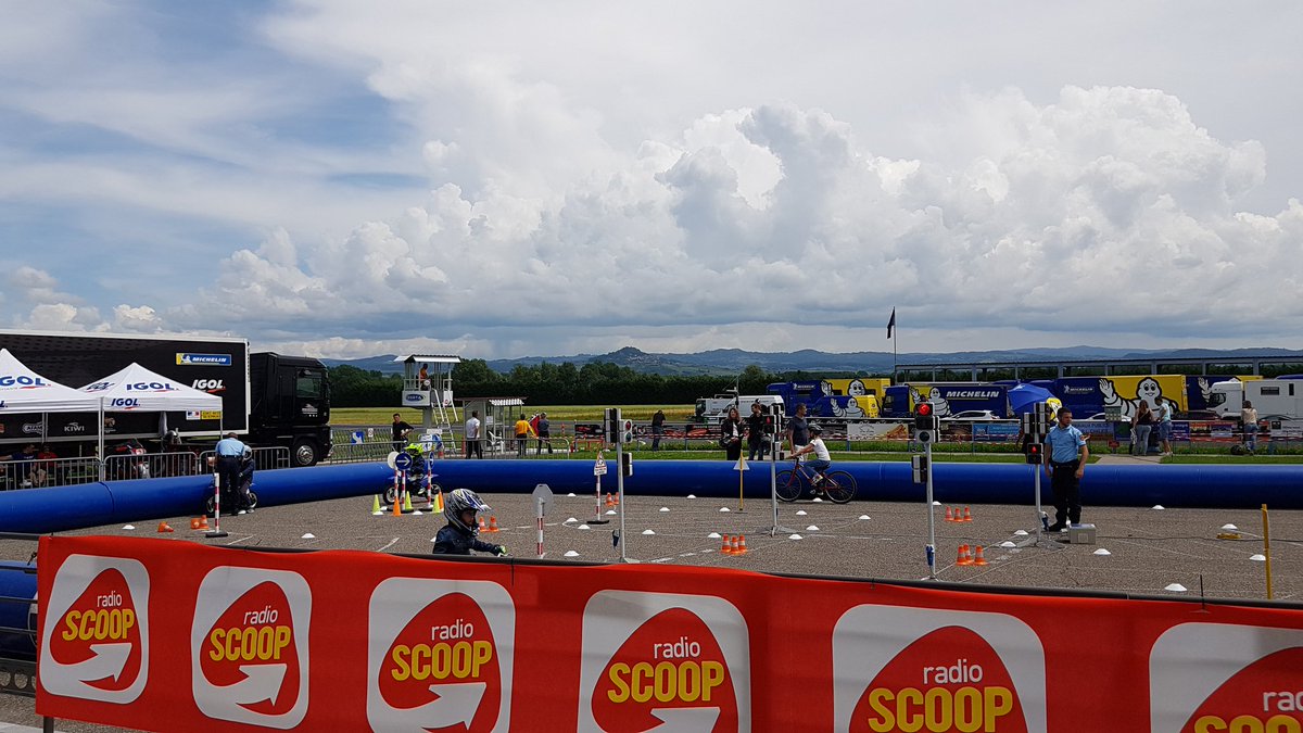 SpiritofTT's tweet photo. Changement de programme, pas de Coupes Moto Légende mais un petit tour à la journée pédagogique à Issoire! Avec un petit parcours made in @Gendarmerie #moto #inititation #piste #trajectoire #conduite #ceerta https://t.co/s5FEzb8gFa