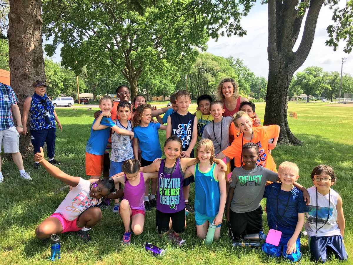 WW_3rd's tweet image. We started as classmates, became good friends, and are leaving as family 💙 4 more days of 3rd grade together! Let’s make it count! 🎉🎈 #ourclass #family #3rdgrade