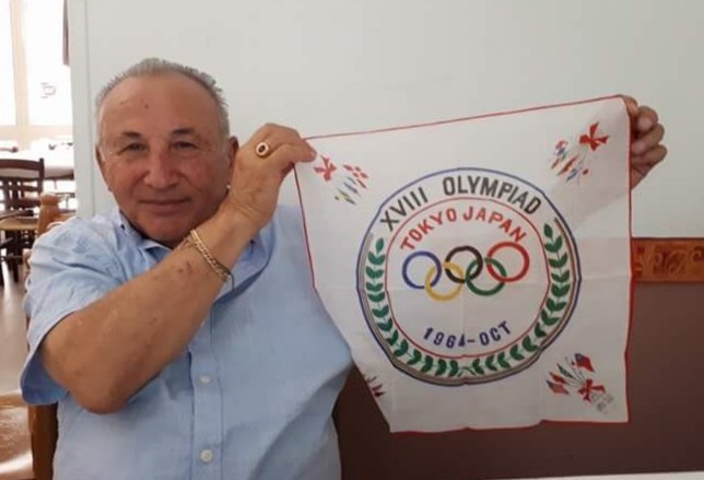 SamCoffa's tweet photo. Lovely to reunite with my sister and the 1964 #OLYMPIC Games souvenir scarf I brought her back from #Tokyo #weightlifting https://t.co/XoQ7ReD2Sy