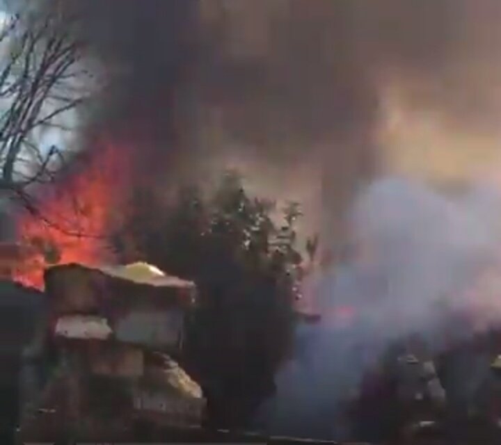elmanudechasco's tweet photo. #SN Incendio declarado en vivienda de calle Reconquista y Belbezé actuando bomberos en el lugar. FLive!: @fmsonar939 https://t.co/n1gf9Pkj4n