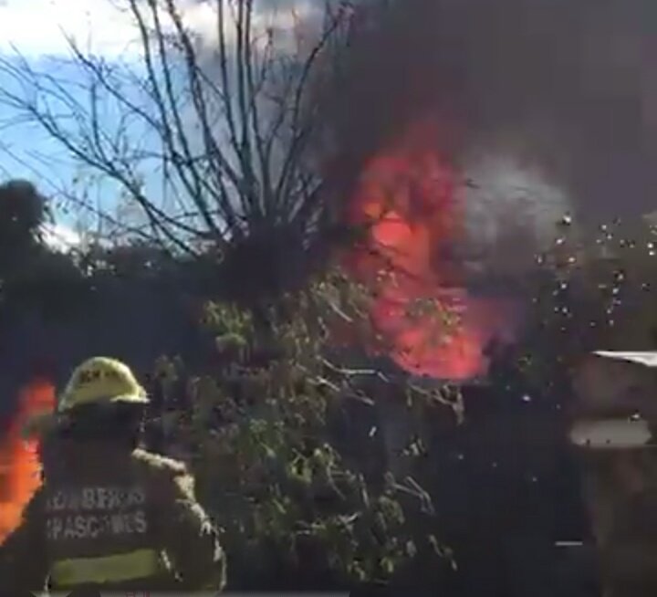 elmanudechasco's tweet photo. #SN Incendio declarado en vivienda de calle Reconquista y Belbezé actuando bomberos en el lugar. FLive!: @fmsonar939 https://t.co/n1gf9Pkj4n