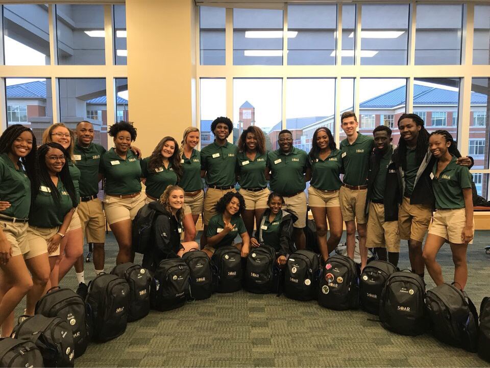 Eyleen18OC9's tweet photo. SOAR session #1 was definitely a success! Awesome experience meeting all the families and transfer students 🤙🏼💚 https://t.co/k4wlfUZ9HH