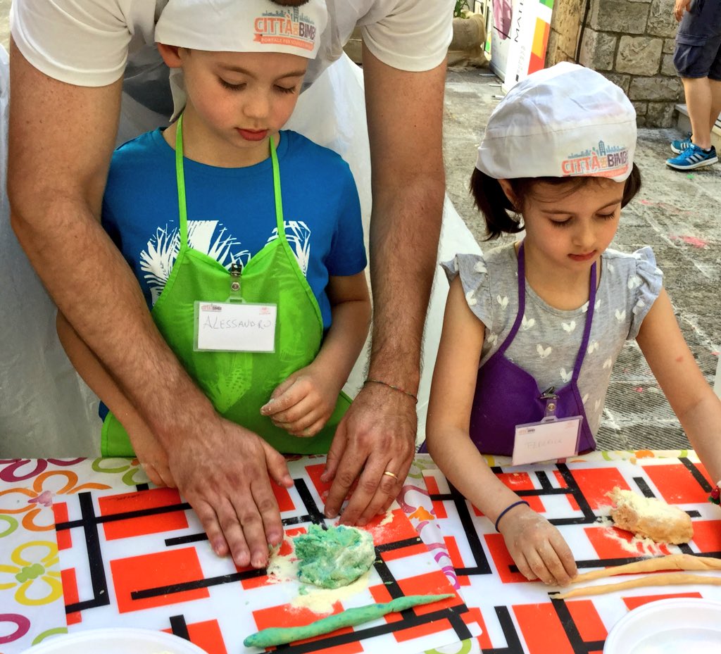 tfd_acqua's tweet image. Ed ora...mani in pasta!😀Tutti attenti ad ascoltare la ricetta della chef👫 #breadway.Ed eccoli i colorati🎨gnocchetti